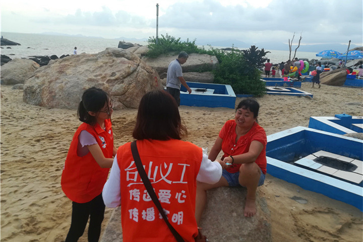 廣東省各地紛紛組織“不留白色污染”環?；顒討c“七一”